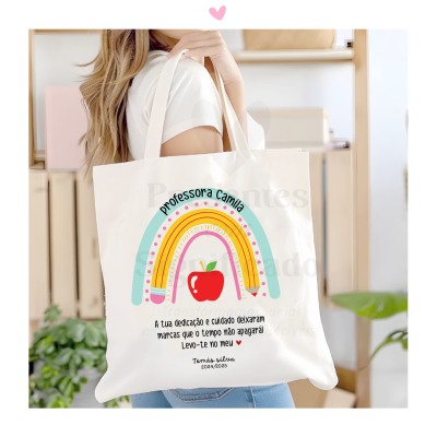 Saco de pano branco com arco-íris colorido, maçã e texto para professora