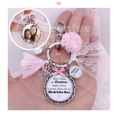 Chaveiro prateado com elementos rosa e pendente redondo com texto para madrinha Ana