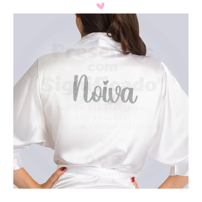 Robe de cetim branco com texto 'Noiva' prateado nas costas