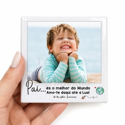 Moldura fotográfica branca com criança sorridente e mensagem ao pai em português.