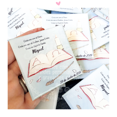 Embalagem branca com ilustração de Bíblia, texto religioso e data 23 de Junho de 2019.