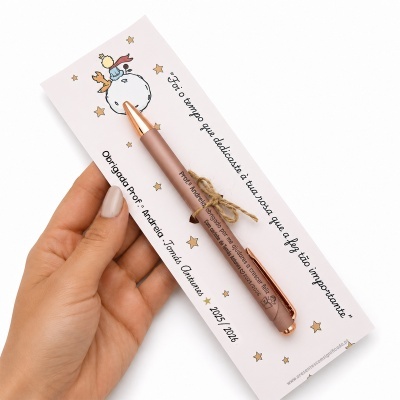 Caneta rosa metálica em cartão com ilustração e texto em português