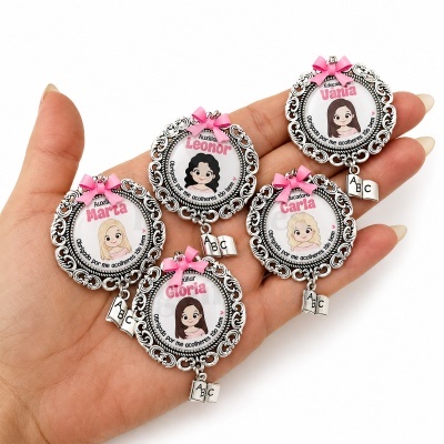 Medalhões personalizados com desenhos de raparigas e laços cor de rosa