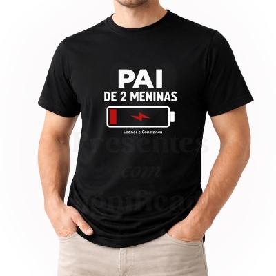 T-shirt preta com texto e imagem de bateria em baixo