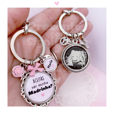 Dois porta-chaves personalizados com pendentes metálicos e decorações rosa e fotografia.