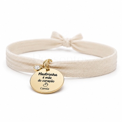 Pulseira bege com pendente dourado e pendente com cristal