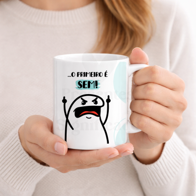 Caneca branca com ilustração e texto em português, segurada por mãos femininas.