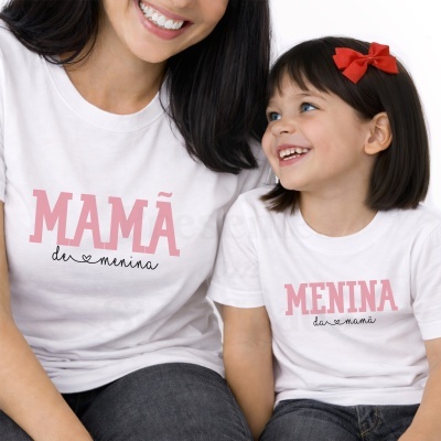 T-shirts brancos com texto para mãe e filha, mãe e menina sorridentes.