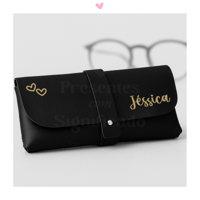 Estojo preto com fecho e decoração dourada com nome Jéssica e corações.