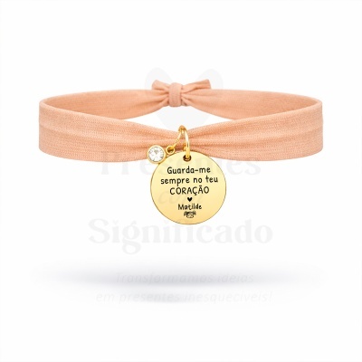 Pulseira elástica cor de pêssego com pendente dourado e gravação personalizada