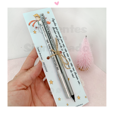 Conjunto de caneta e lápis metálicos prateados com gravações em cartão decorativo