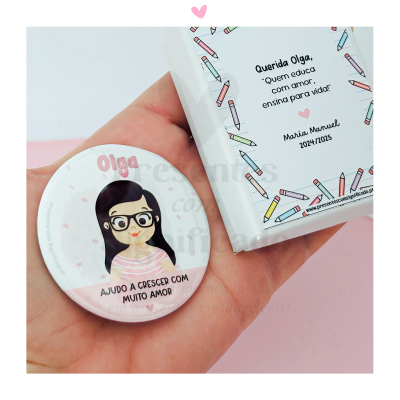 Botão ilustrado com texto e cartão com mensagem em português