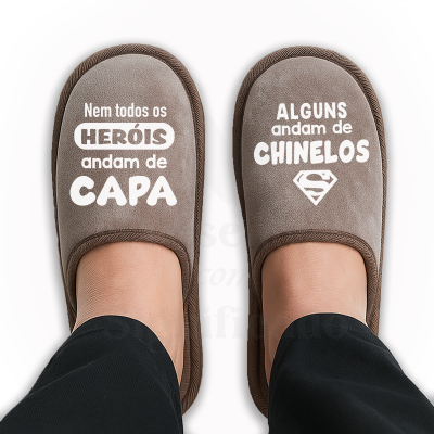 Par de chinelos castanhos com texto branco e símbolo de super-herói