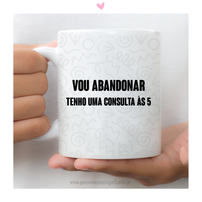 Caneca branca com texto e padrão cinza, segurada por mãos