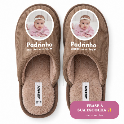 Pantufas castanhas com tecido acamurçado e interior felpudo, imagem de bebé e texto Padrinho guarda-me no teu ♥