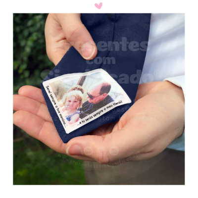 Lenço azul-escuro com imagem impressa e texto sentimental em mãos femininas