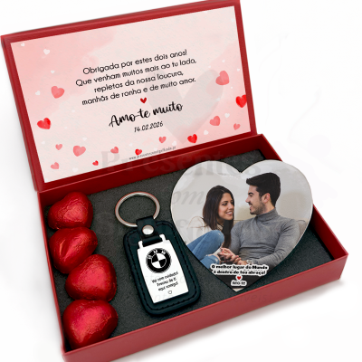 Conjunto presente com bombons de coração, porta-chaves BMW e foto de casal em caixa vermelha