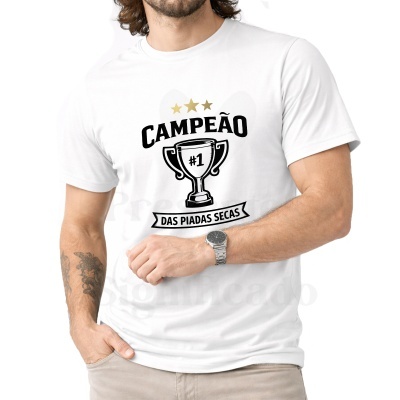 T-shirt branca com estampado de troféu e texto em português vestida por homem
