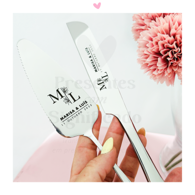 Conjunto de espátula e faca para bolo com gravação personalizada num fundo claro com flor rosa