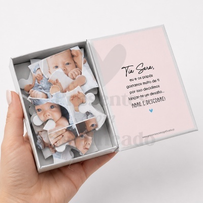 Caixa aberta com puzzle de bebé e mensagem personalizada em cartão rosa