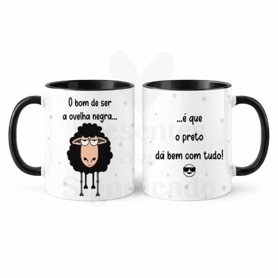 Duas canecas brancas com interior e pega pretos, texto e desenho de ovelha negra.