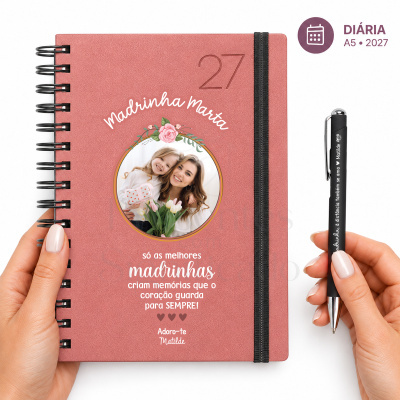 Agenda diária rosa A5 personalizada para madrinha com foto e texto, acompanhada de caneta preta personalizada