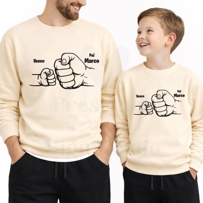 Sweatshirts creme com design de punhos fechados e texto Vasco e Pai Marco