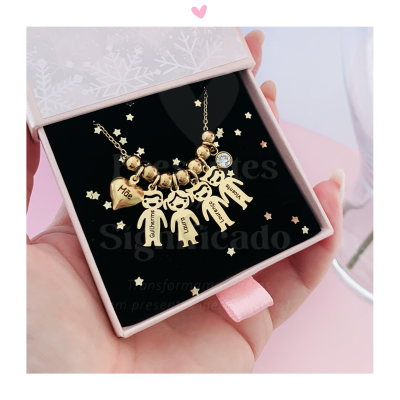 Colar dourado com pendentes personalizados dentro de caixa rosa