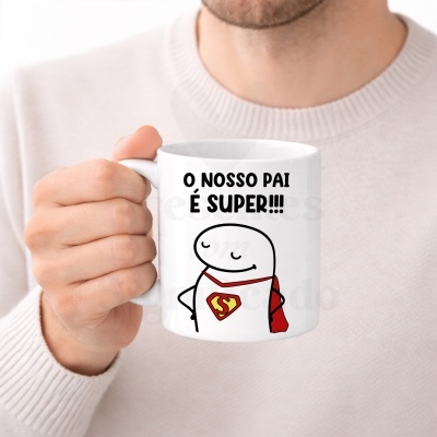 Caneca branca com desenho de super-herói e texto em português.