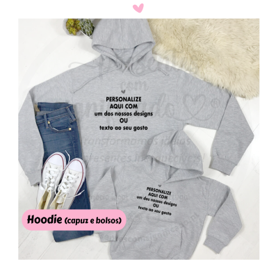 Duas sweatshirts cinzento claro com capuz e bolsos, texto preto personalizável, com jeans e ténis ao lado