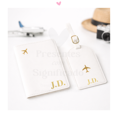 Capa para passaporte e etiqueta de bagagem brancas com detalhes dourados de avião e iniciais J.D.