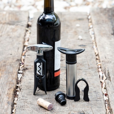 Conjunto de utensílios para vinho sobre mesa de madeira rústica