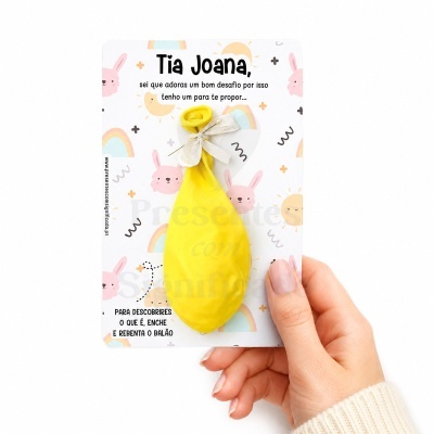 Cartão com balão amarelo e desenhos infantis coloridos