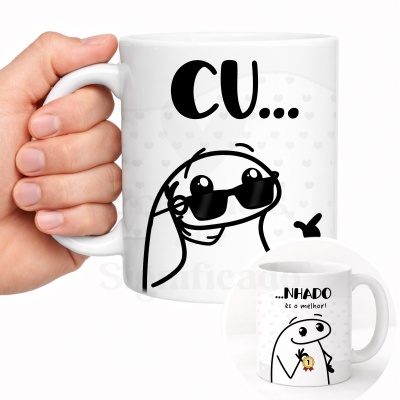 Caneca branca com desenho de personagem cartoon e texto com letras maiúsculas e minúsculas em preto.