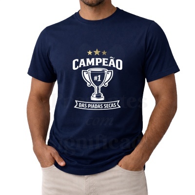 T-shirt azul escura com texto e troféu branco CAMPEÃO DAS PIADAS SECAS