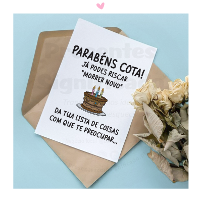 Cartão de aniversário com texto, bolo desenhado e flores secas