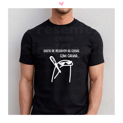 Camiseta preta com estampa de gato minimalista e texto em português.