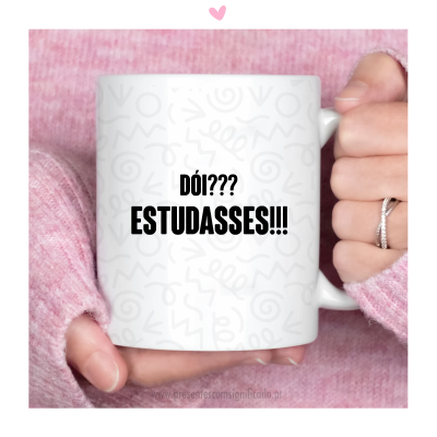 Caneca branca com texto 'DOI??? ESTUDASSES!!!' segurada por mãos com casaco cor-de-rosa