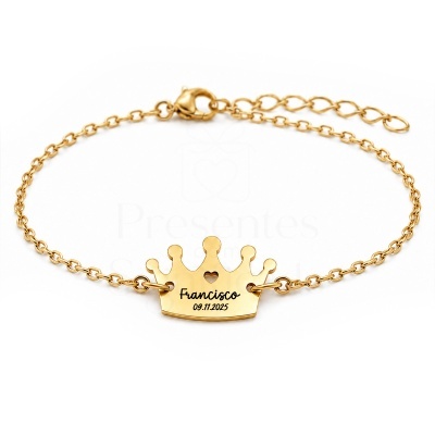 Pulseira dourada com pendente em forma de coroa e texto Francisco 09.11.2025.