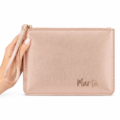 Carteira de mão cor de rosa metalizada com a palavra Marta
