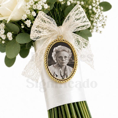 Bouquet branco com fita rendada e medalhão dourado com foto em preto e branco