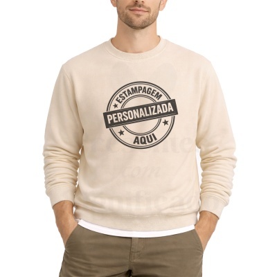 Homem com sweatshirt bege com estampagem preta personalizada no peito
