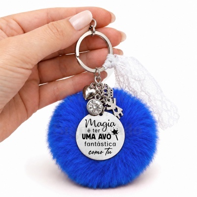 Porta-chaves com bola peluda azul e pendente metálico com texto para avó
