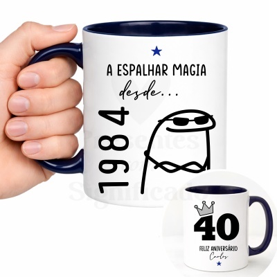 Caneca branca com texto e ilustração a preto e azul para aniversário de 40 anos