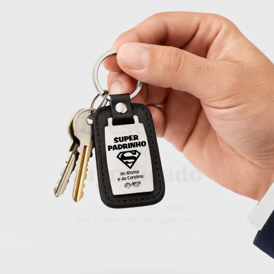 Porta-chaves preto com placa branca personalizada a dizer SUPER PADRINHO e nomes