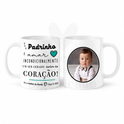 Duas canecas brancas, uma com texto alusivo a padrinho e outra com foto de bebé vestido formalmente