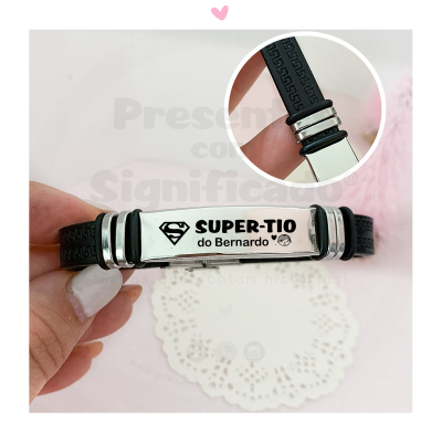 Pulseira preta de borracha com placa metálica gravada