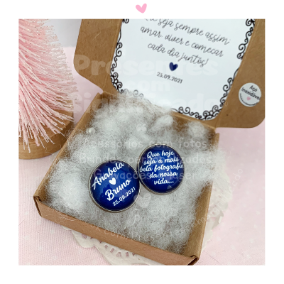 Conjunto de botões azuis com texto branco num embrulho de cartão castanho com enchimento branco