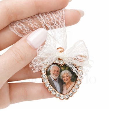 Moldura de coração dourada com pedrinhas e laço branco, com foto de casal idoso