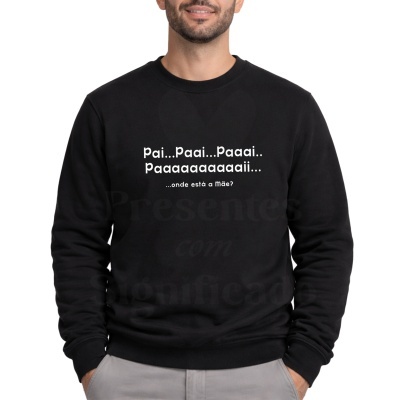Homem a vestir sweatshirt preta com texto branco em português